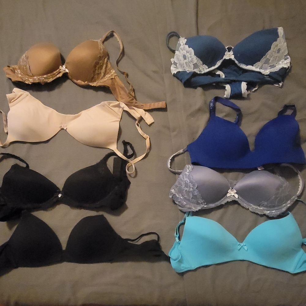 A LOT OF SEVEN NEW AND GENTLY WORN VICTORIA'S SECRET NO WIRE PADDED BRAS 36B